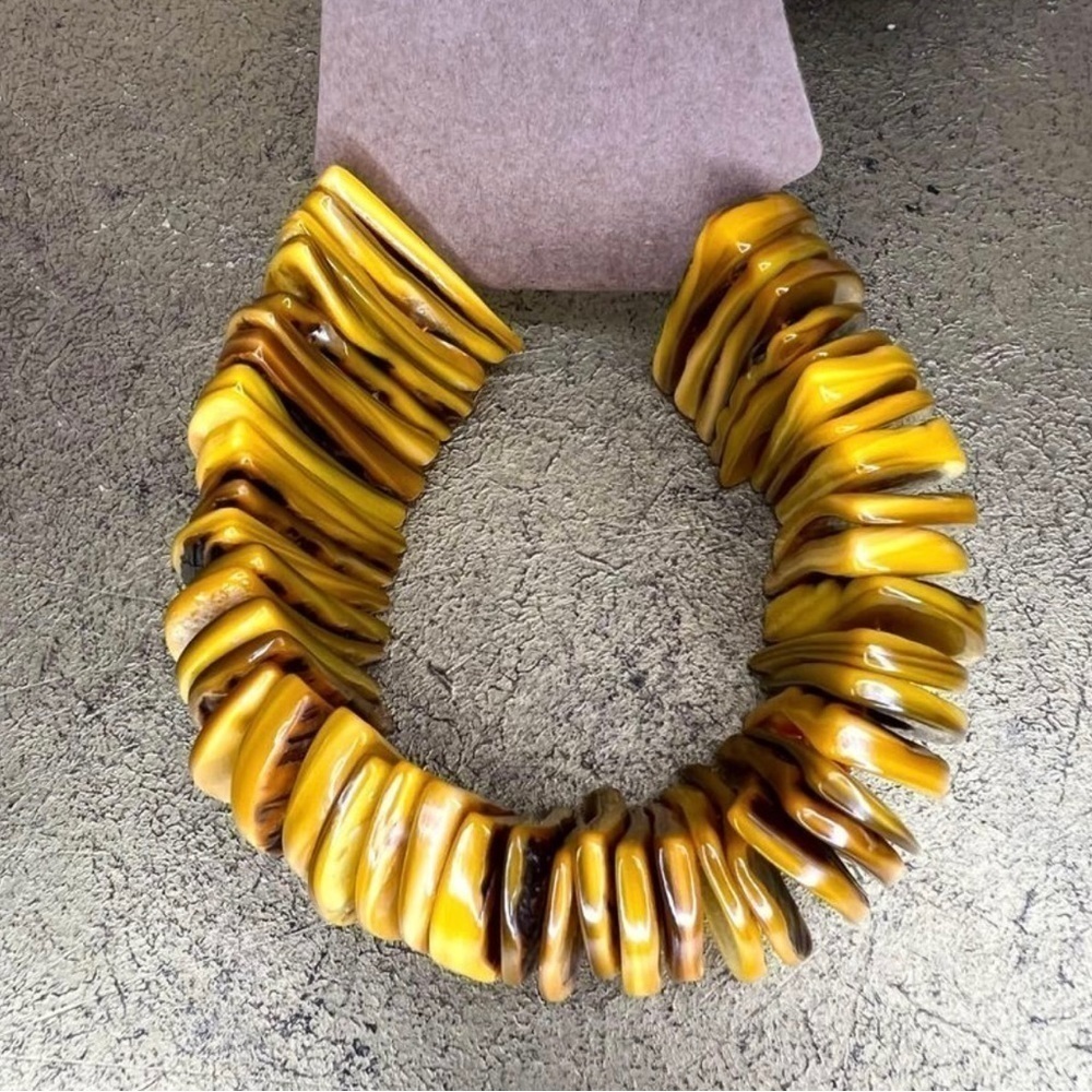 Chunky Beaded Shell Bracelet Golden Yellow Brown Stretch Tiki Beachy Tropical
